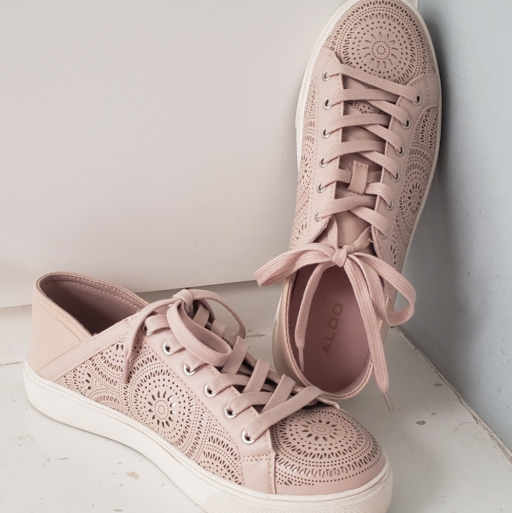 EUC Aldo laser cut tennis shoe